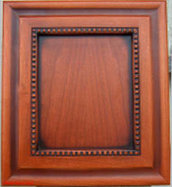 Drveni front od masiva sa rezbarenim aplikacijama unikatni